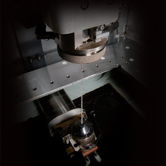 写真：ワイヤ放電加工機MV1200R高精度ワイヤ放電加工により高表面精度を実現します。