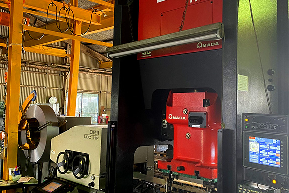 写真：AMADA 110tonPRGサーボプレス SDE1120