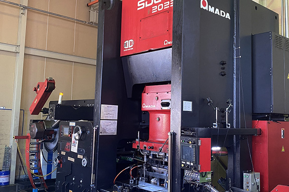 写真：AMADA 200tonPRGサーボプレス SDE2025