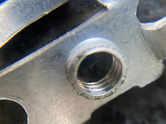 写真：型内タップ加工