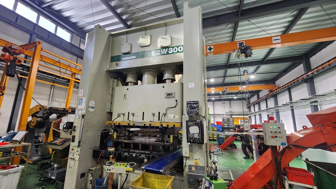 写真：KOMATSU 300tonPRG E2W300
