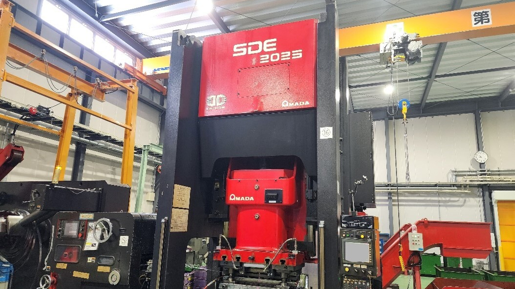 写真：AMADA 200tonPRGサーボプレス SDE2025