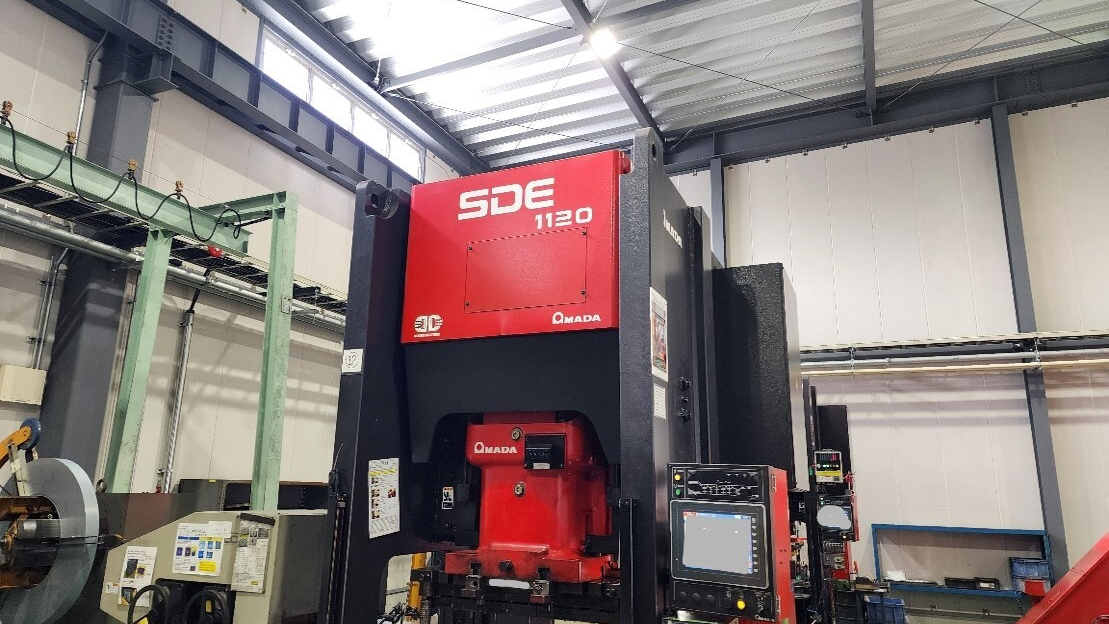 写真：AMADA 110tonPRGサーボプレス SDE1120